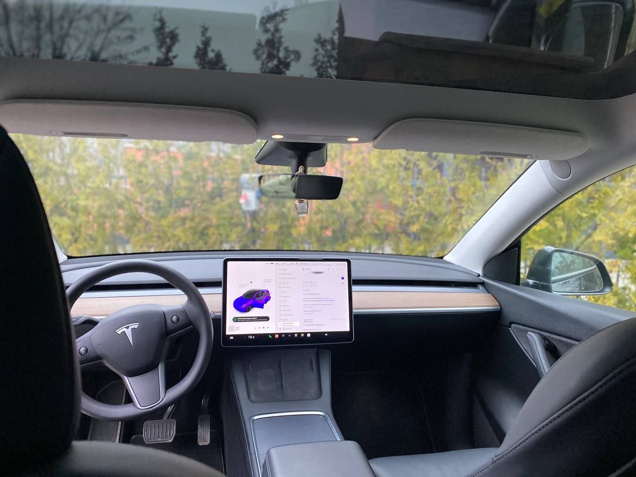 Tesla  model   Y.