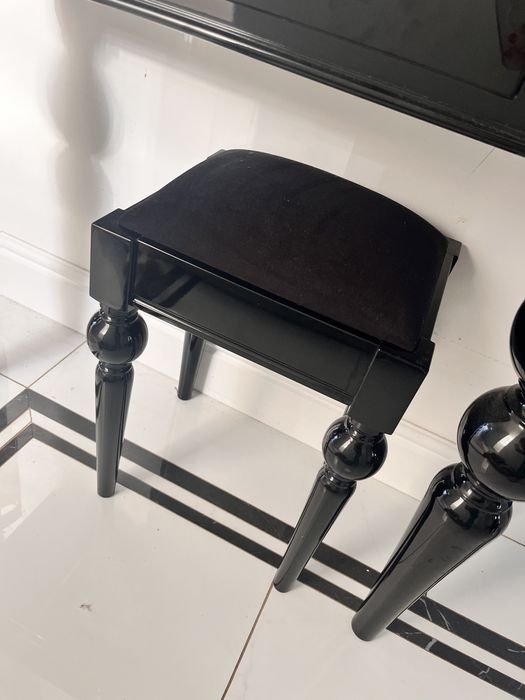 Taboret do konsoli czarny błyszczący lakier i welur ala ludwik