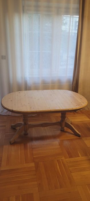 Duży drewniany rozkładany stół do salonu, jadalni