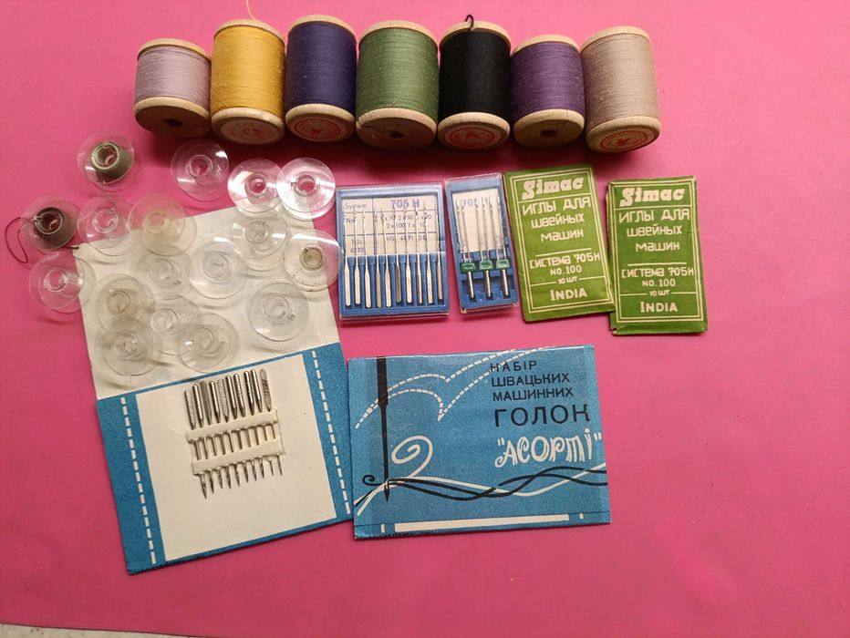 Одним лотом для швейной машины иглы, нитки, шпульки