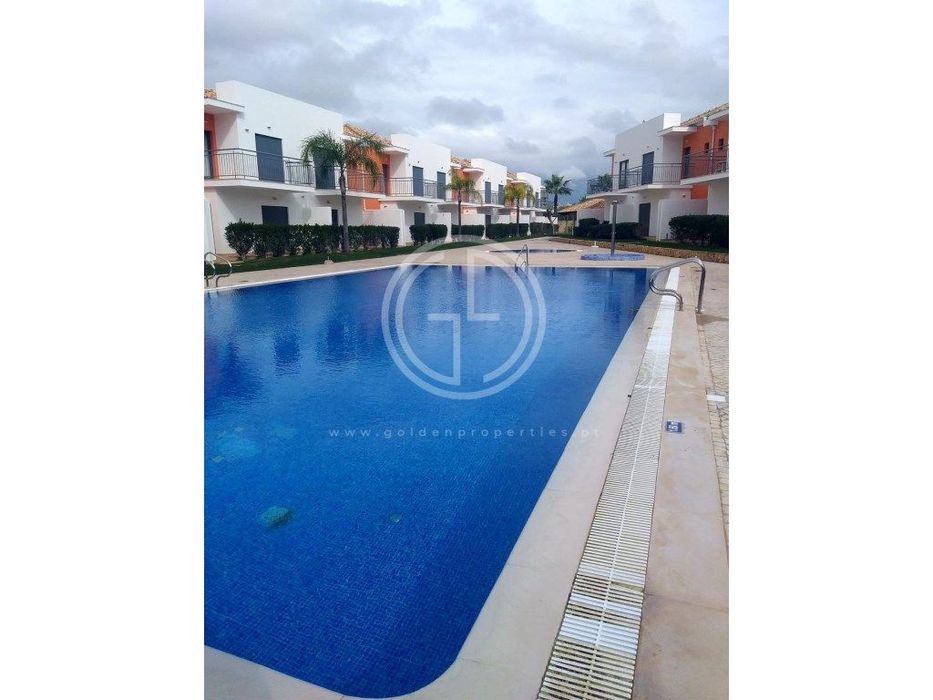 Moradia V2 em banda em Vila de Pera, Alcantarilha e Pera