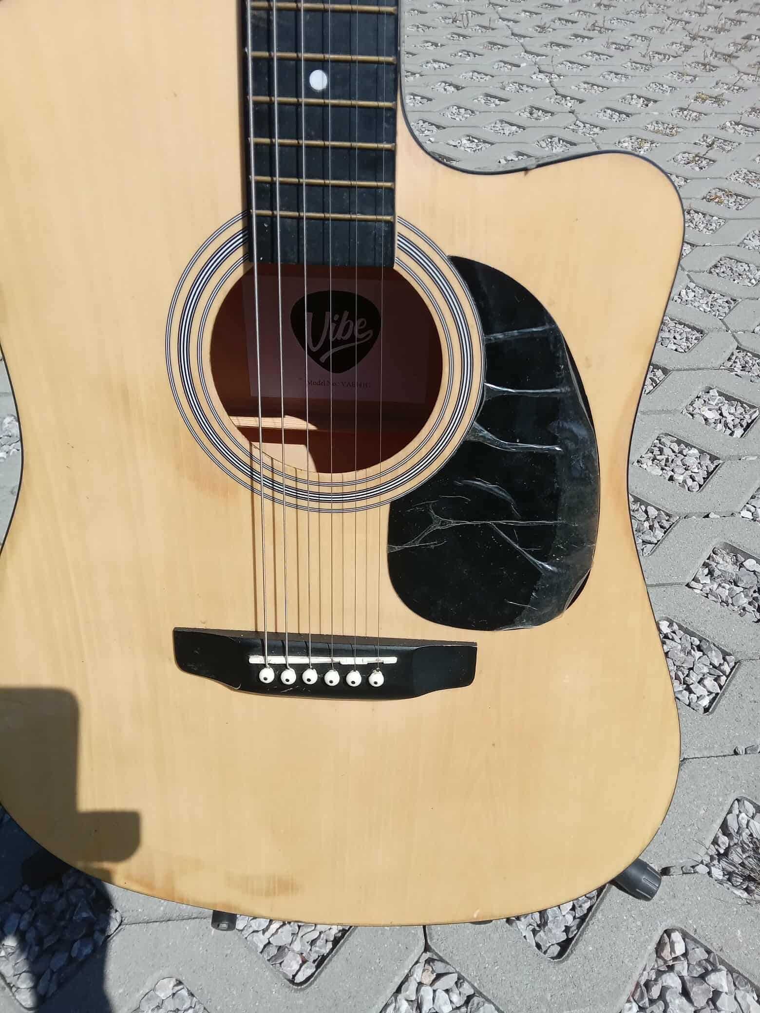 Gitara elektroakustyczna z cutawayem