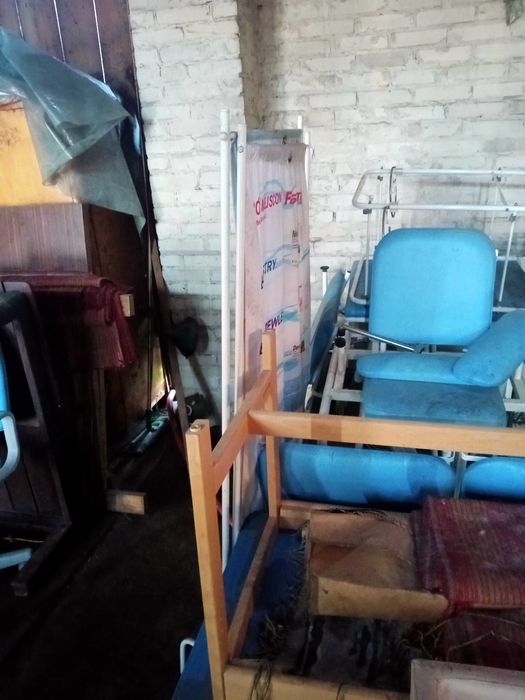 Krzesełka łączone po 4 i 3 siedzenia. Parawany Stoły