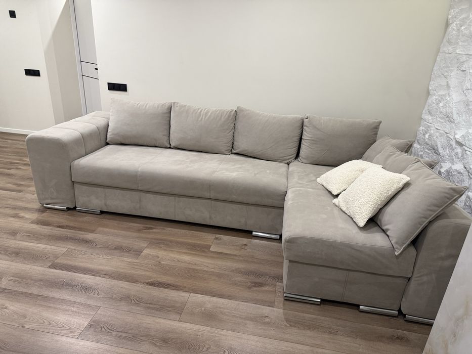 Диван кутовий бежевий велюровий