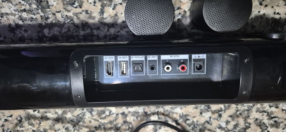 Barra de som com e clunas pequenas