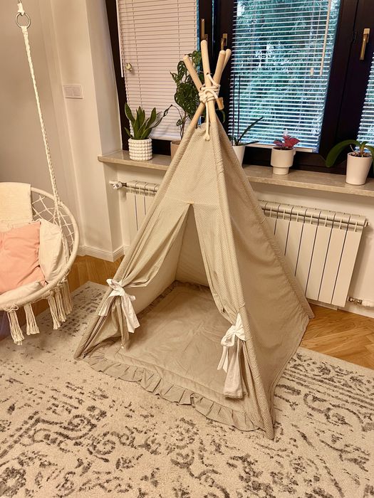 Duży namiot tipi boho beżowy w białe kropki, z materacem
