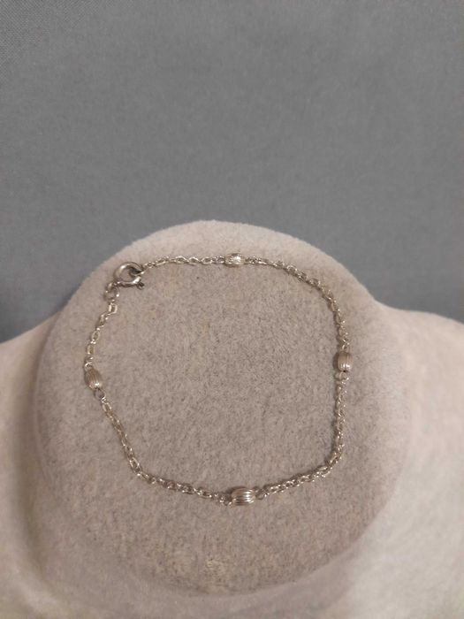 Colares e pulseiras em prata