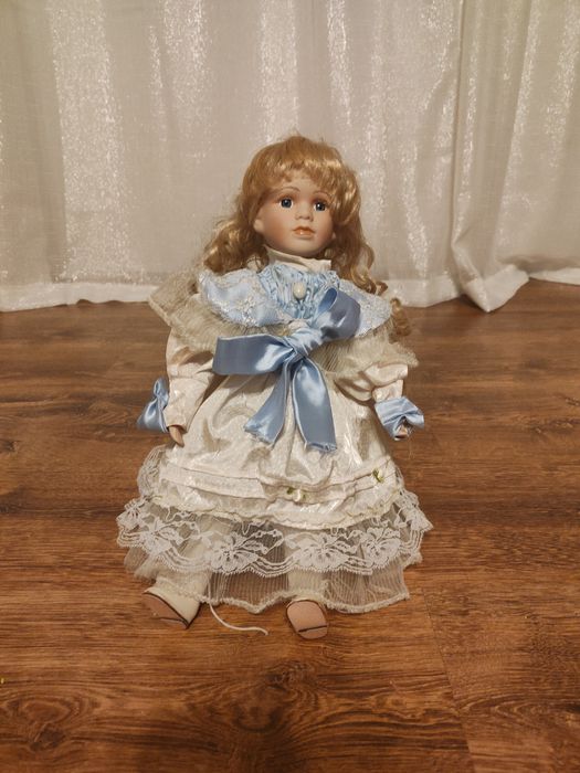 Śliczna lalka porcelanowa