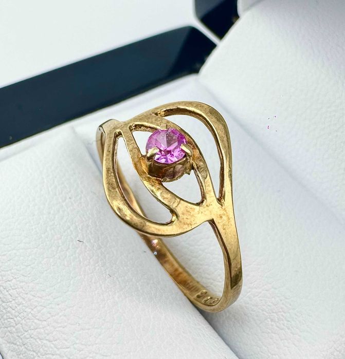 Złoty pierścionek z fioletowym oczkiem 1,72 g PR.585 14K R.19