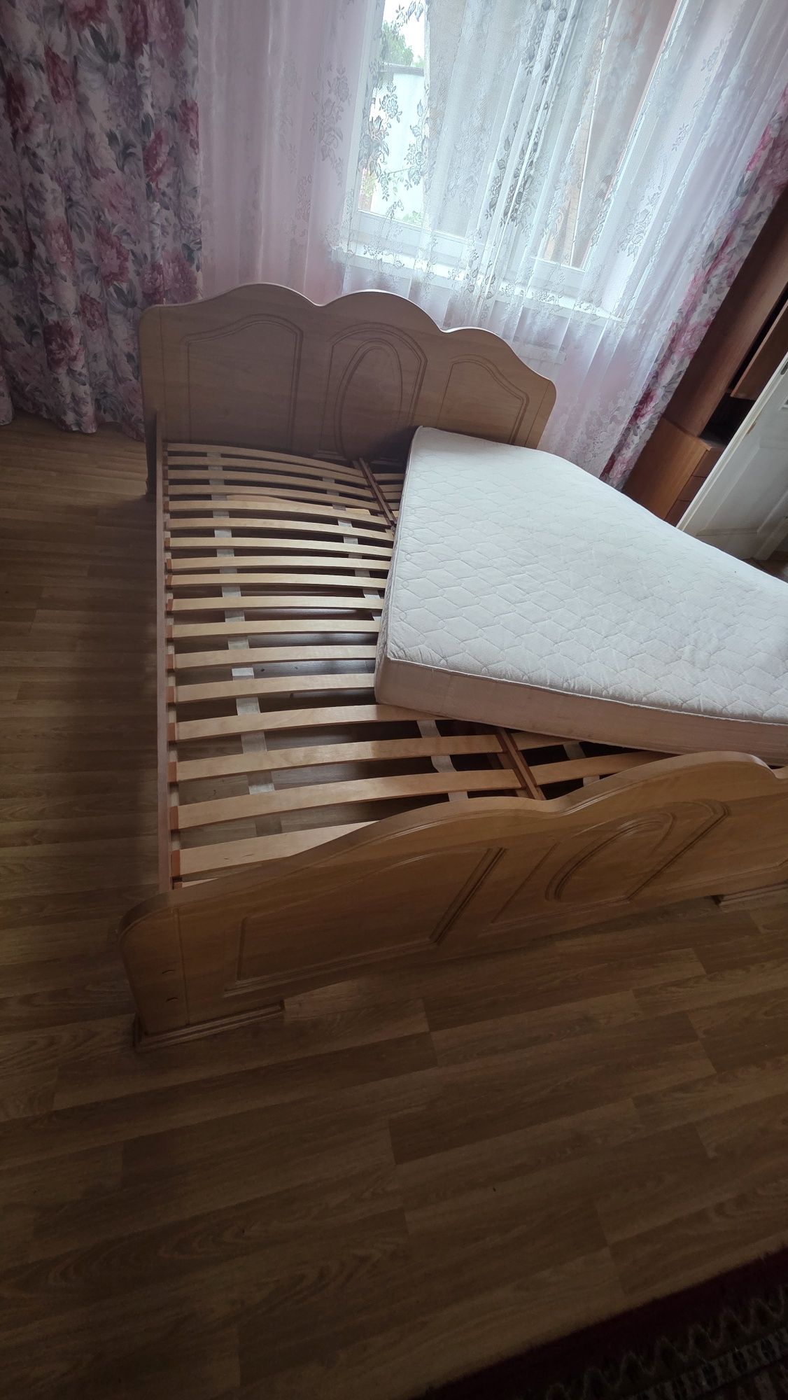 Łóżko podwójne drewniane z materacem