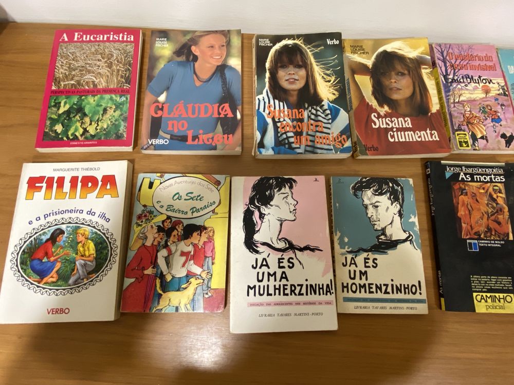 Conjunto de livros antigos