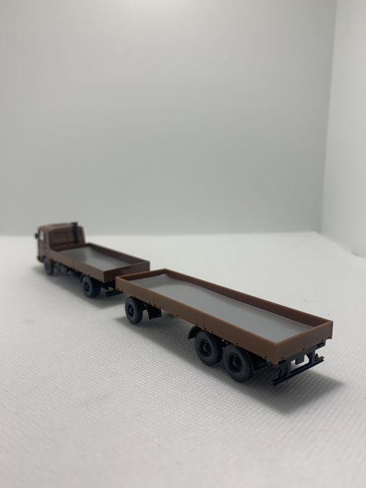 Miniatura Camião MAN com reboque da marca Wiking na escala H0 1/87