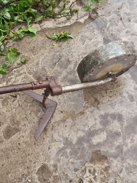 Плуг  , окучувач для картоплі.