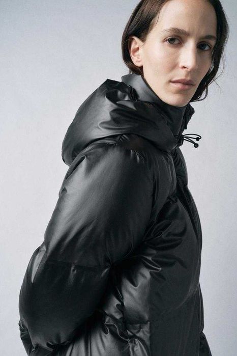 Довгий чорний пуховик від бренду zara (80% пух, 20% перо)