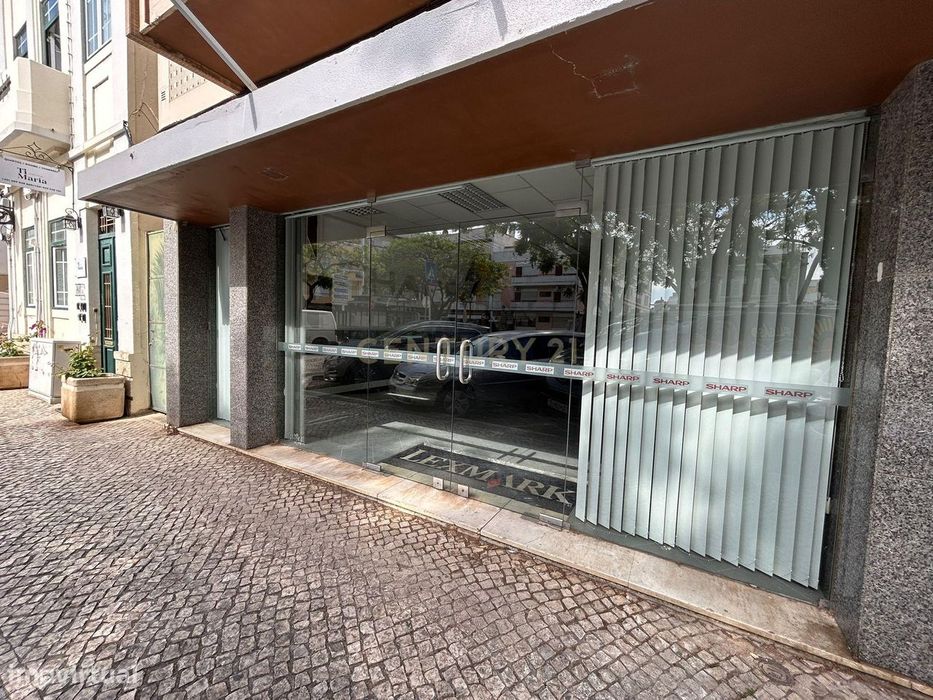 Loja Espaçosa em Faro com Excelente Localização e Acessibilidade