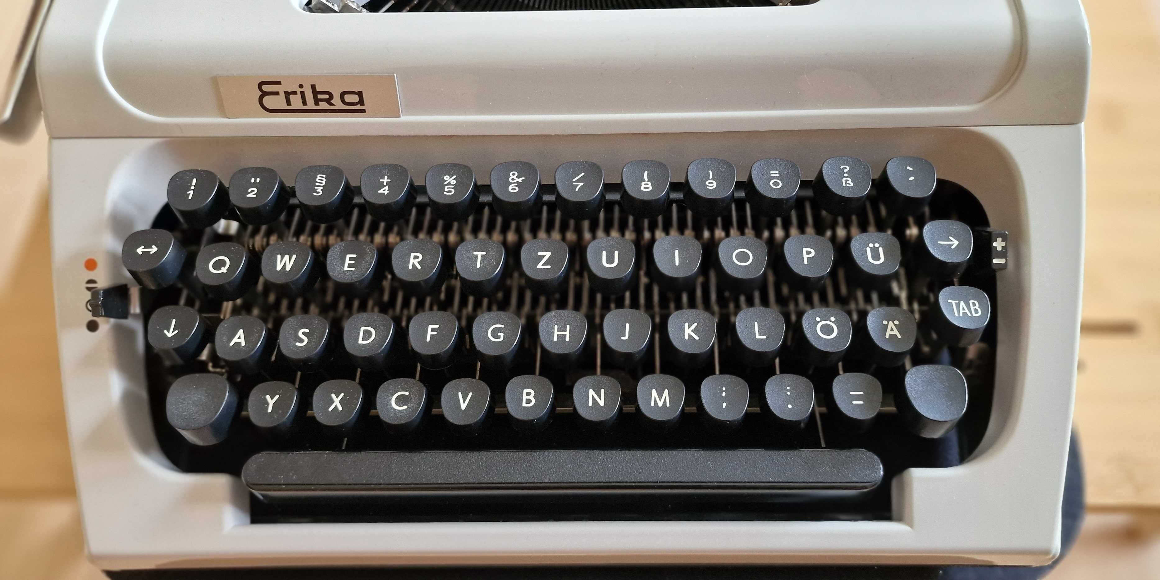 Maszyna do pisania ERIKA, model 155, w bardzo dobrym stanie.