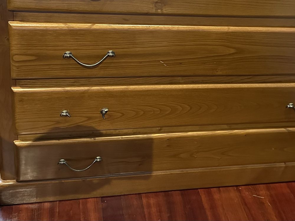 Cama, comoda com espelho, mesas de cabeceira e móvel em madeira maciça