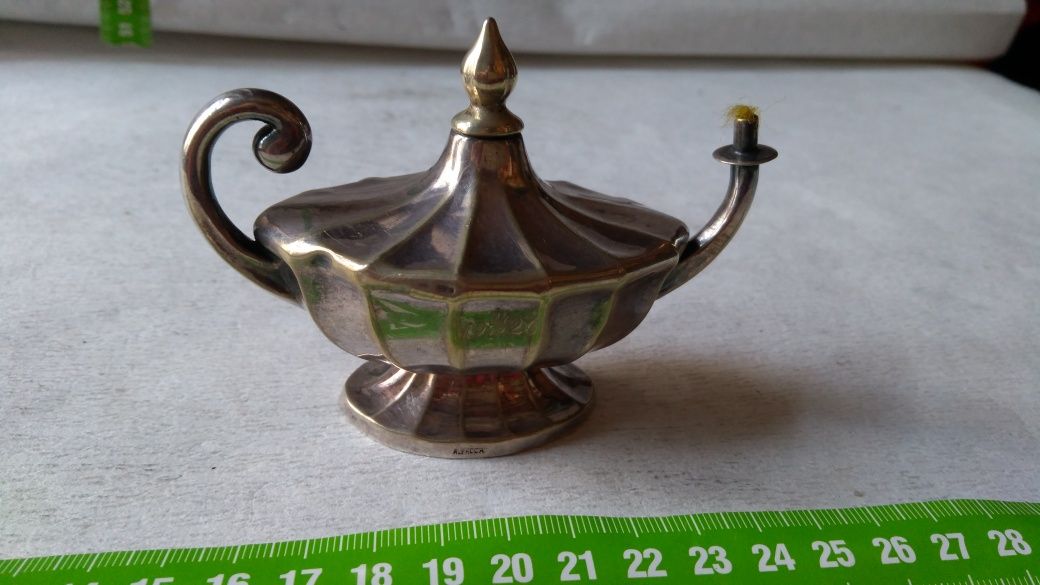 Lampka oliwna przedwojenna z dedykacją w cenie 850 zł