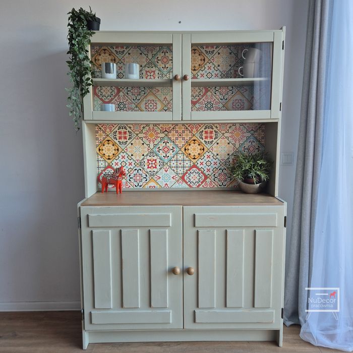 Odnowiony kredens w wiejskim stylu