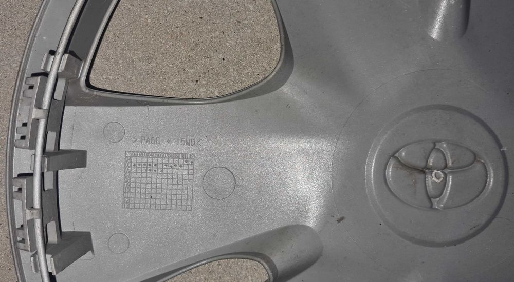 kolpak toyota 14 oryginalny  2szt
