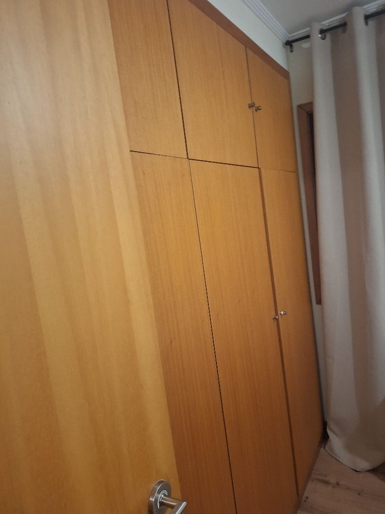 Quarto privado, com mobiliário