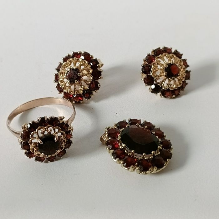 Złote kolczyki, pierścionek i zawieszka z granatami