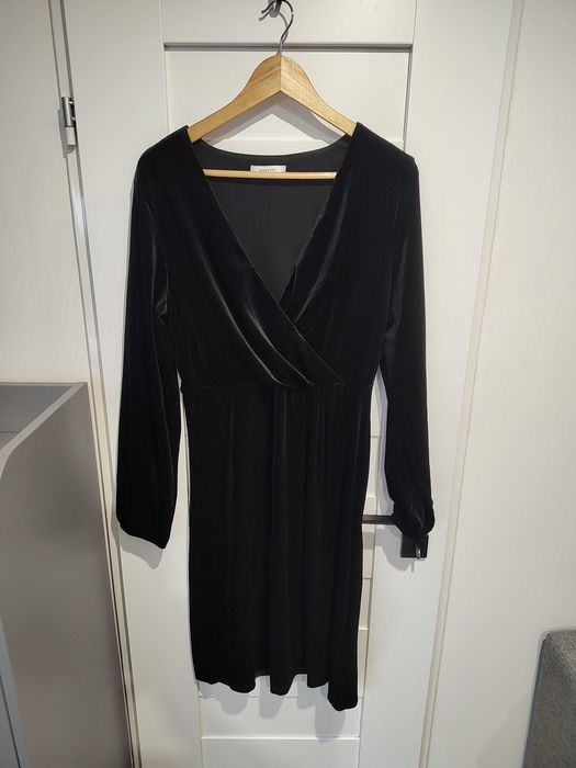 Welurowa sukienka Reserved