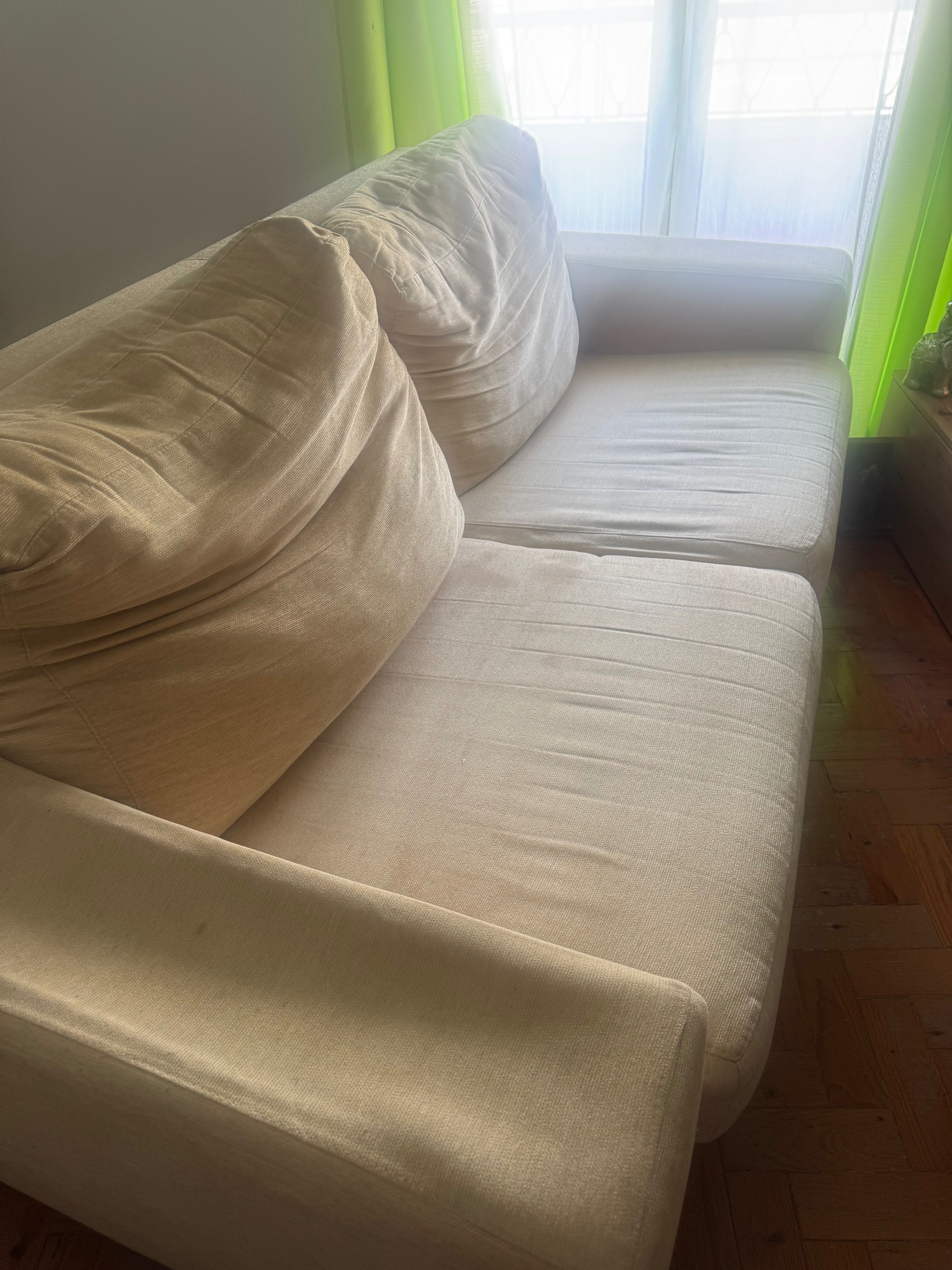 Sofá de cor creme