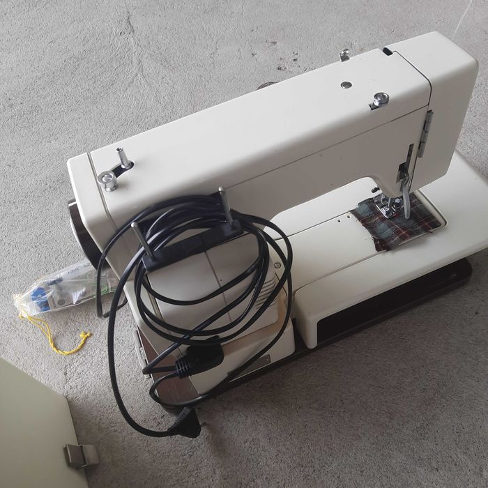 maszyna do szycia   / 802