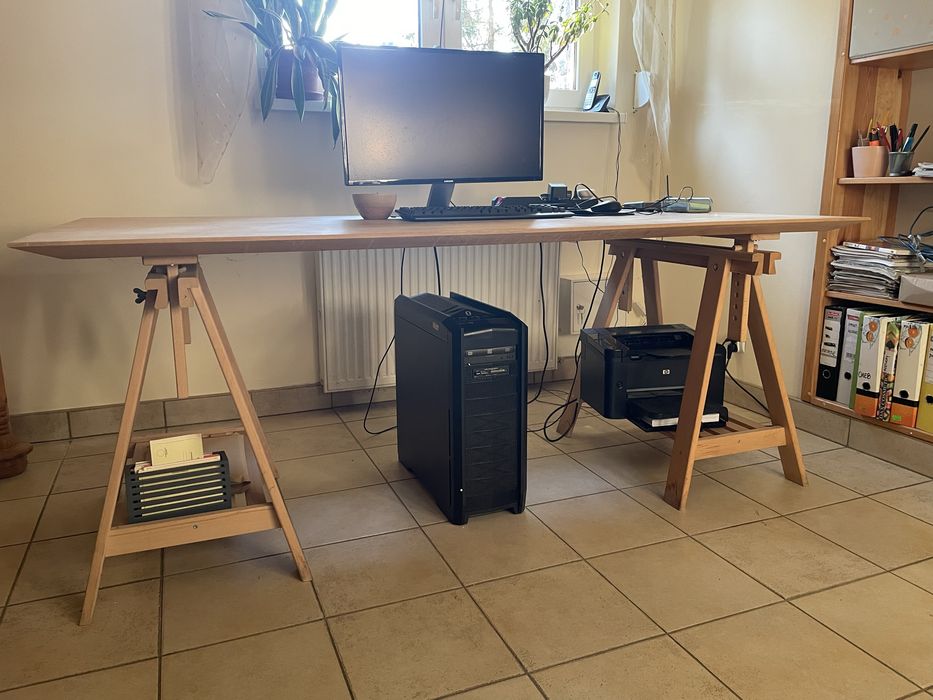 Duże biurko z deski bukowej