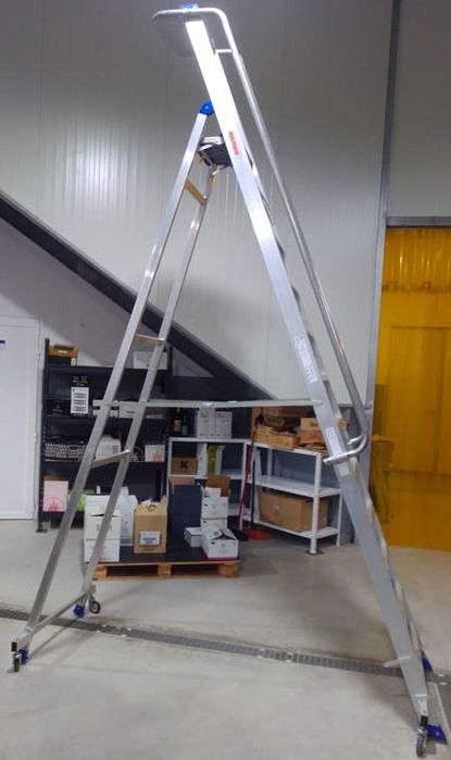 Escadote de alumínio com corrimão