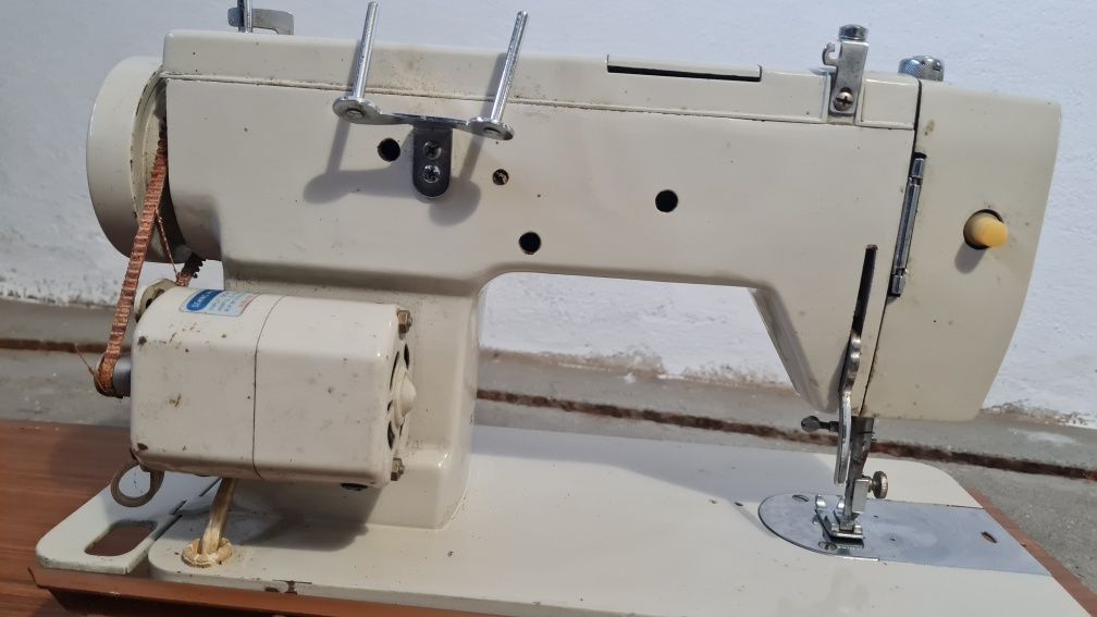Maquina de costura  OLIVA  electricaica.