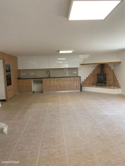 Andar de Moradia T2 – Zona Tranquila com Espaços Verdes