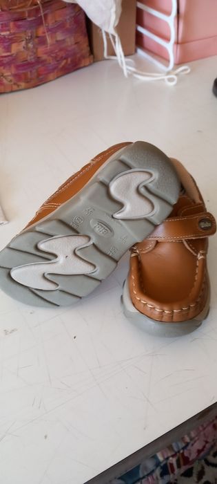 Sapatos de criança  em pele novos