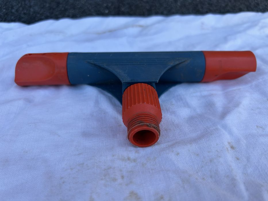 Водний розбризкувач зрошувач обертається, Кіл ніжка