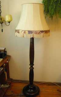 Wysoka, drewniana lampa podłogowa z abażurem