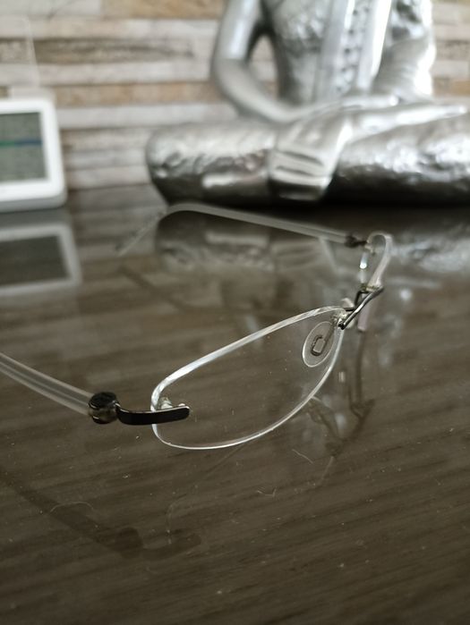Óculos com lentes carlzeiss. Armação muito leve.