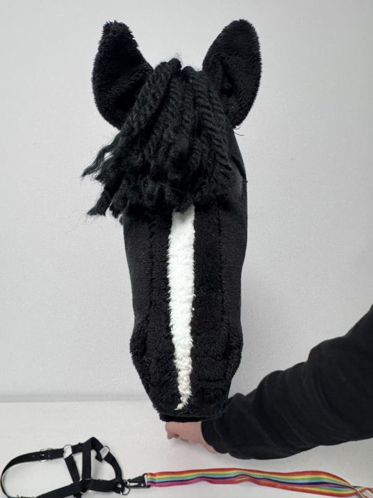 Piękny czarny hobby horse z kantarem i lonżą