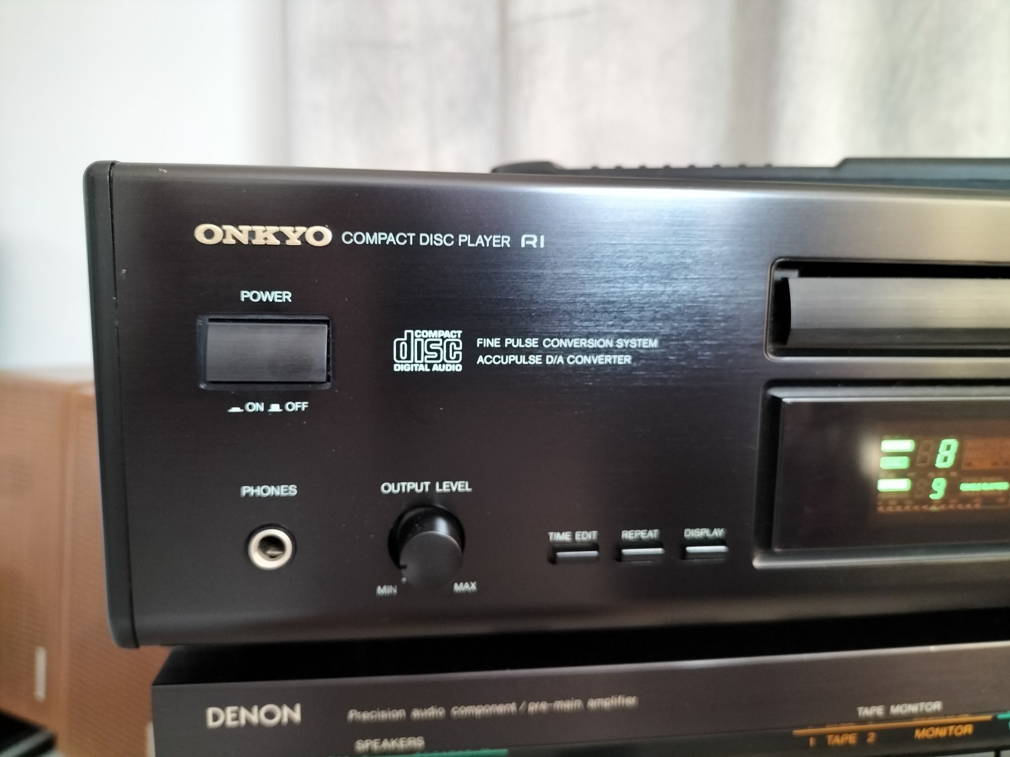 Odtwarzacz CD Onkyo DX-7310