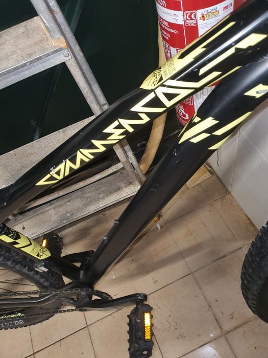 Bicicleta Commencal Downhil, suspensão ROCkSHOK dianteira .