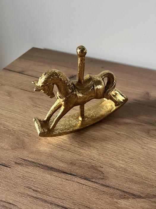 Figurki dekoracje złote