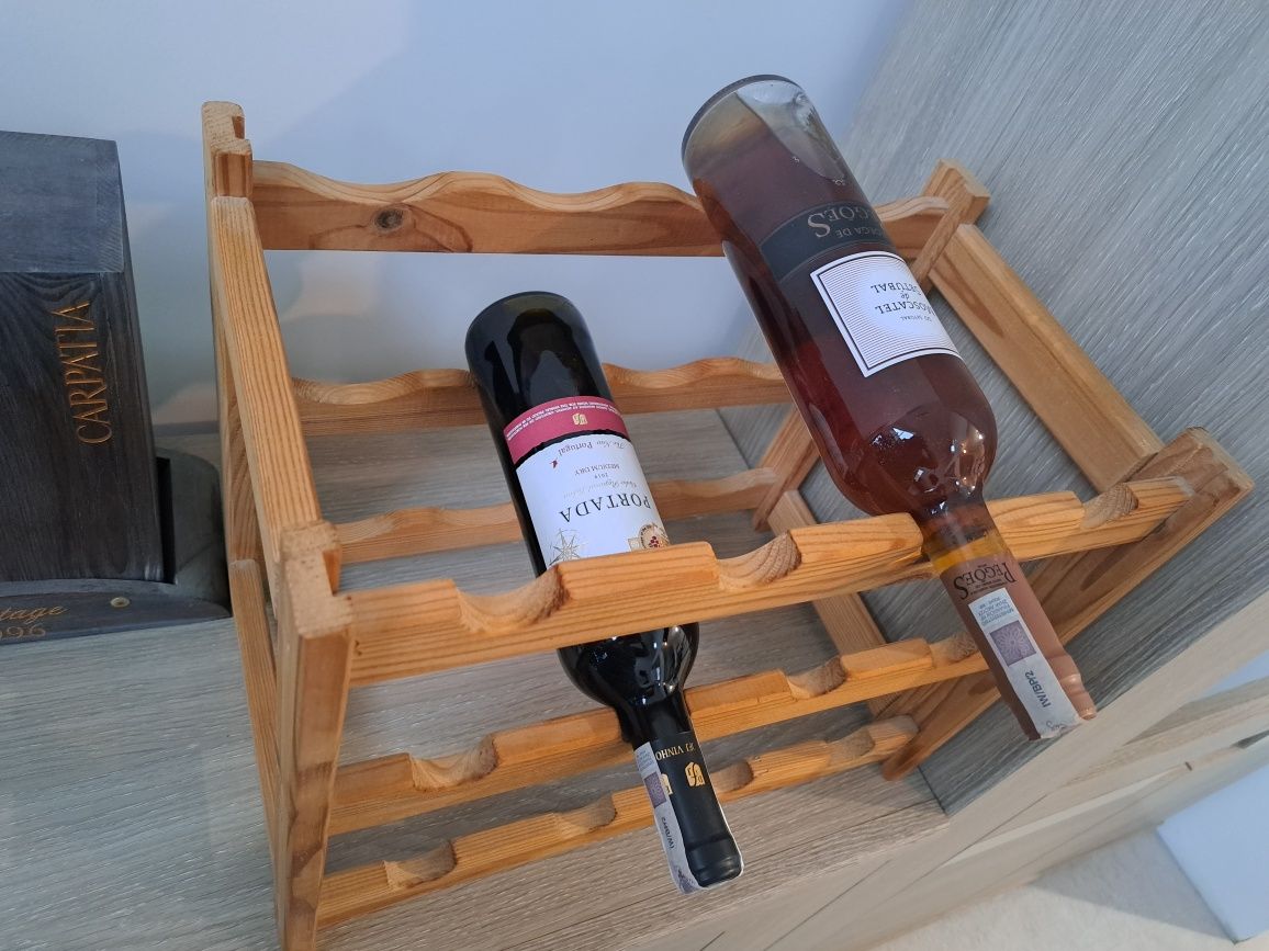Drewniany stojak na wino