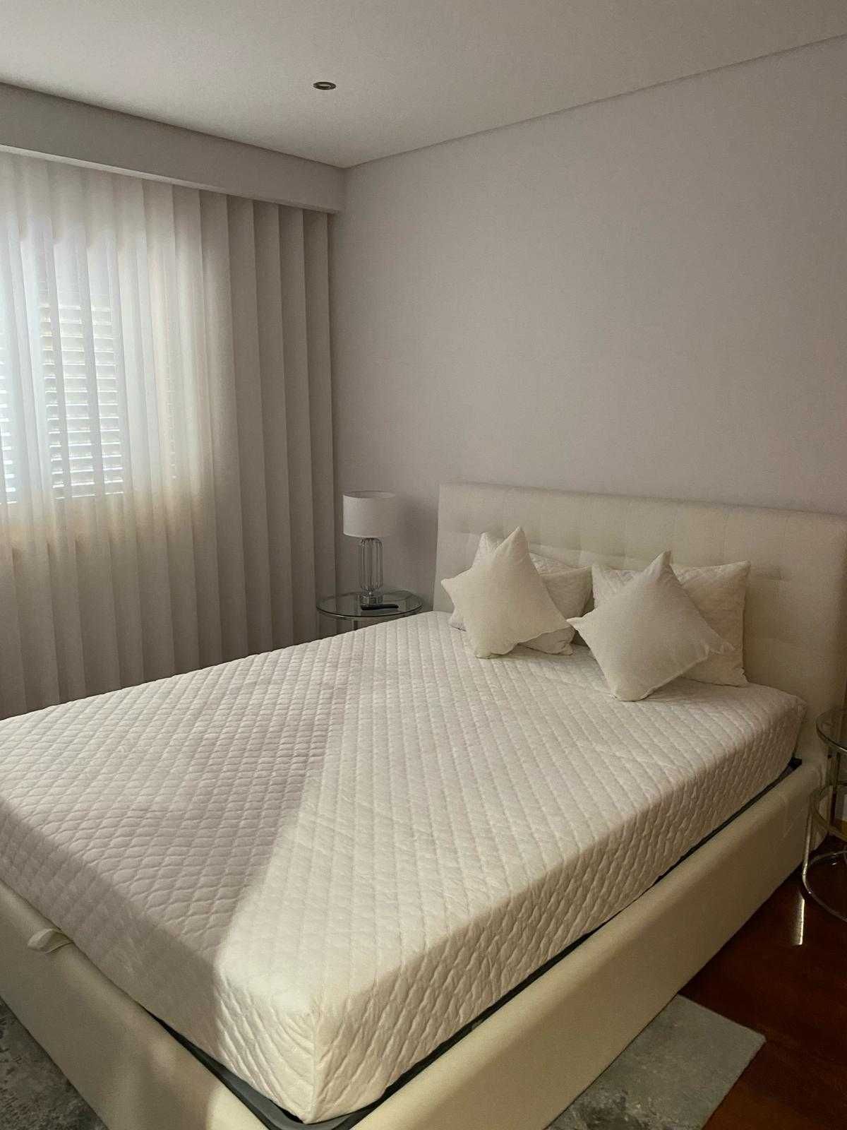 Cama com Sommier elevatório, colchão e estrado