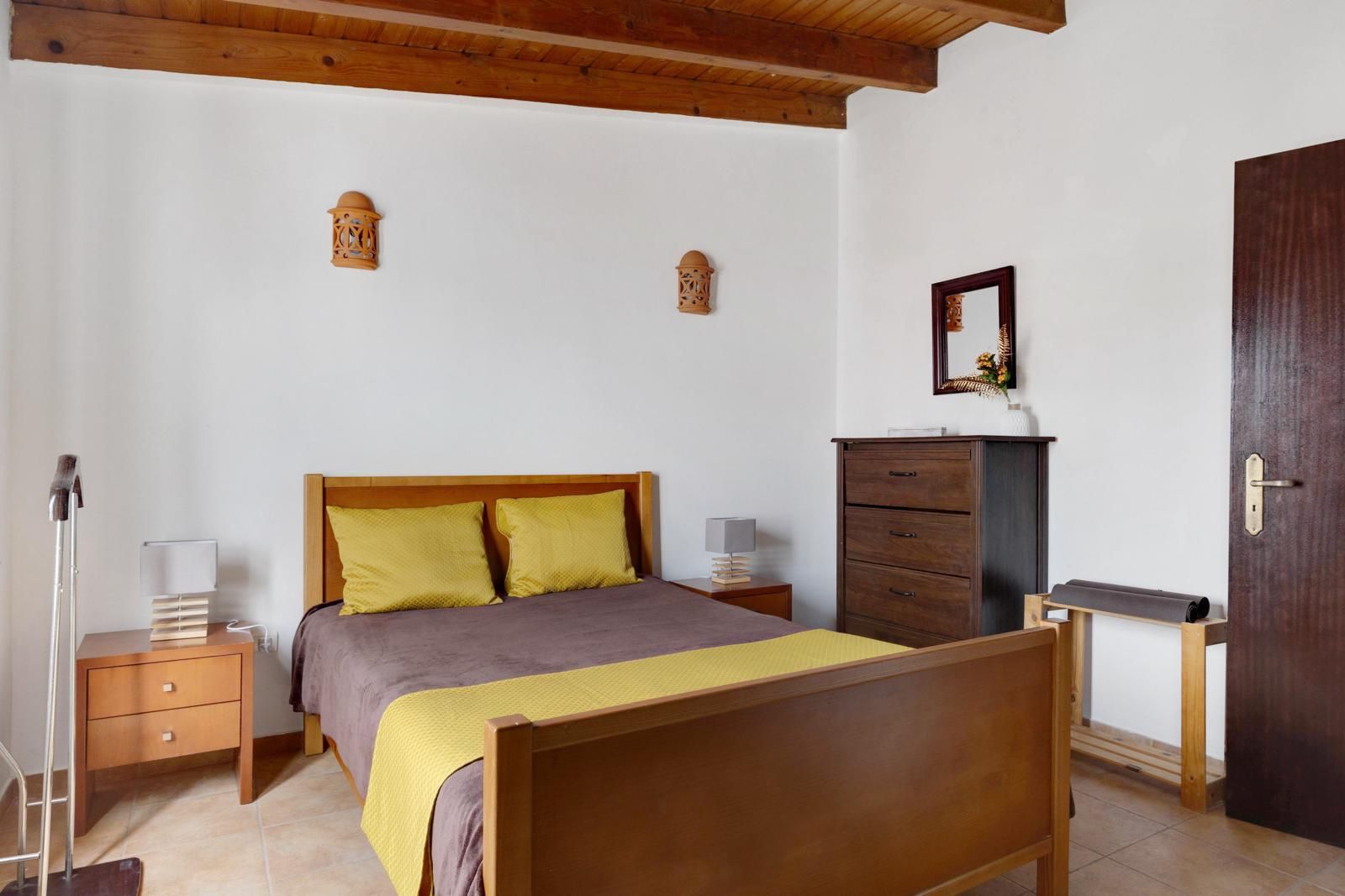 Casa térrea c quintal,t2+1 na EN120 / Rogil-Algarve. Animais. Julho pr