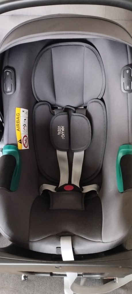 Fotelik samochodowy z bazą obrotową britax römer baby safe isense