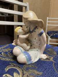 Фарфоровая статуэтка мама с ребенком