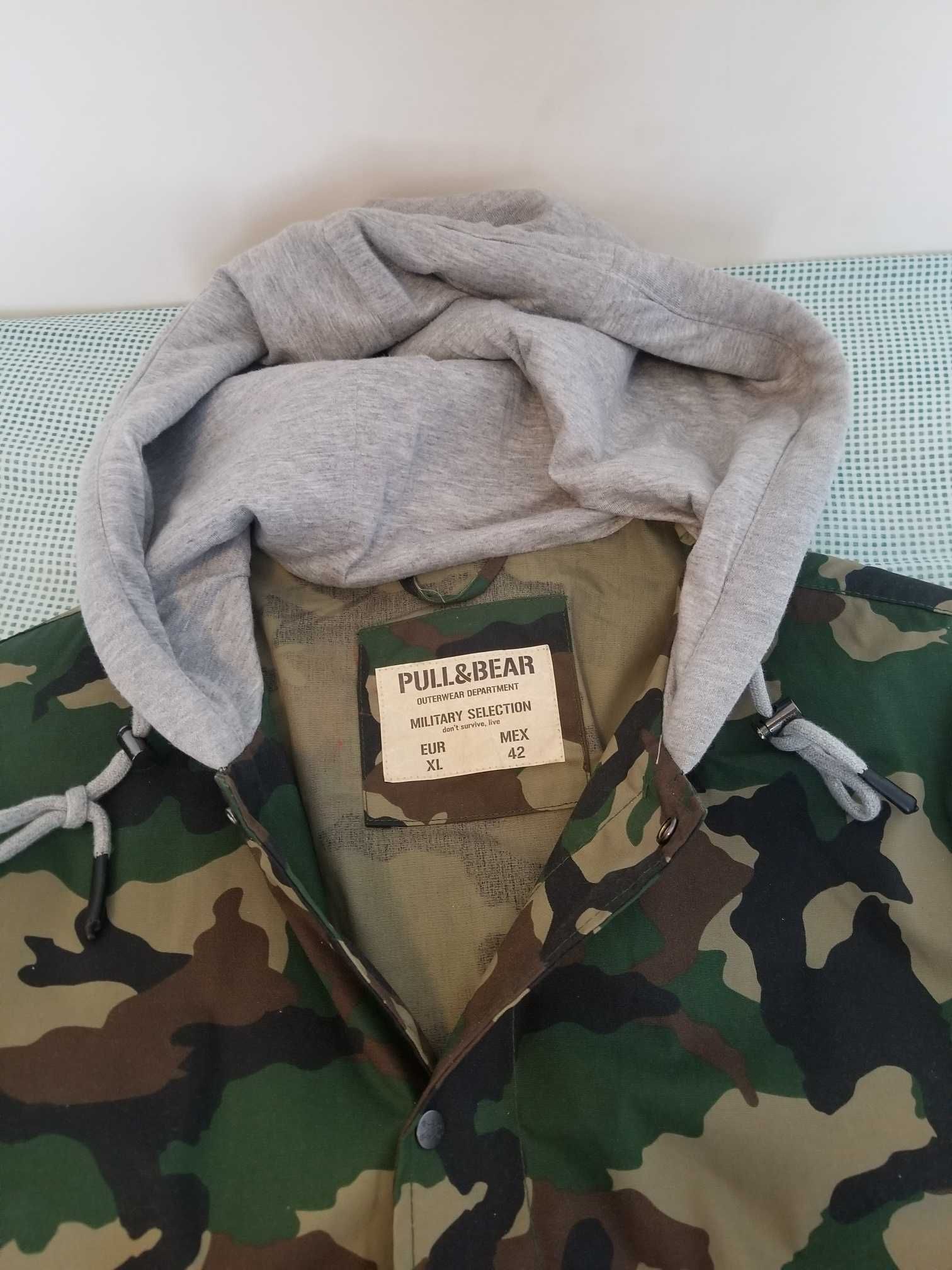 Casaco padrão camuflado, com capuz , NOVO da PULL & BEAR, tamanho XL.