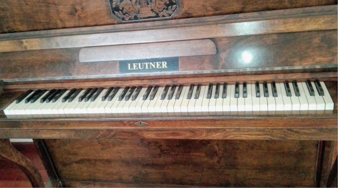 Piano vertical Leutner, 85 teclas