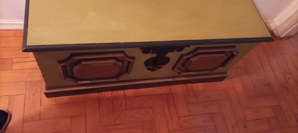 Arcas e decorações antiguadas em blm estado.