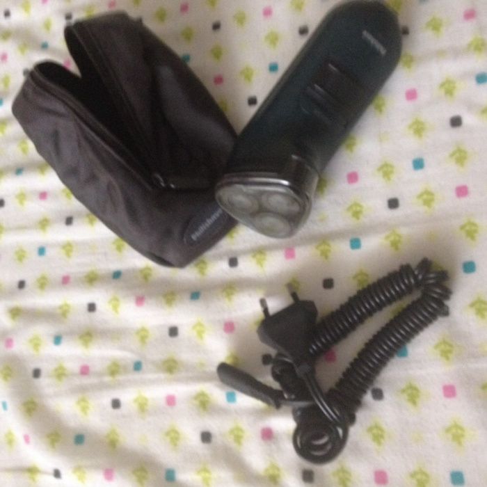 Máquina barbear Philips c/bolsa transporte-pouco uso